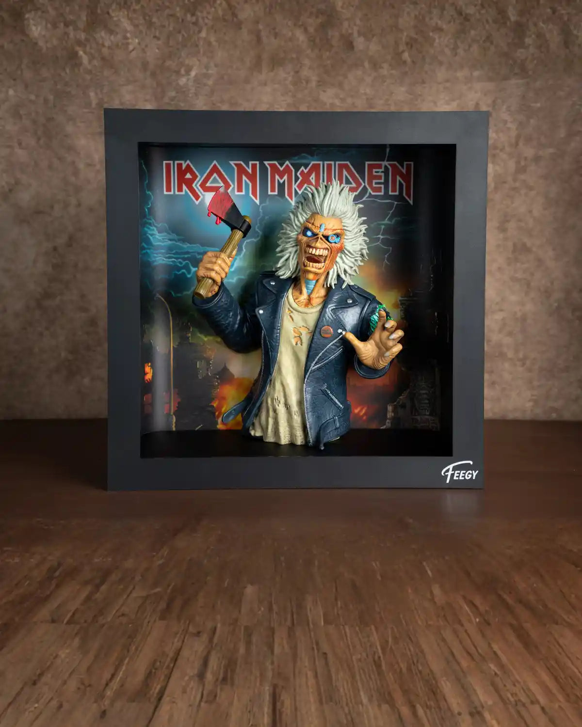 Figurine Eddie Iron Maiden Run For Your Lives 2026 dans son coffret lumineux, vue de face