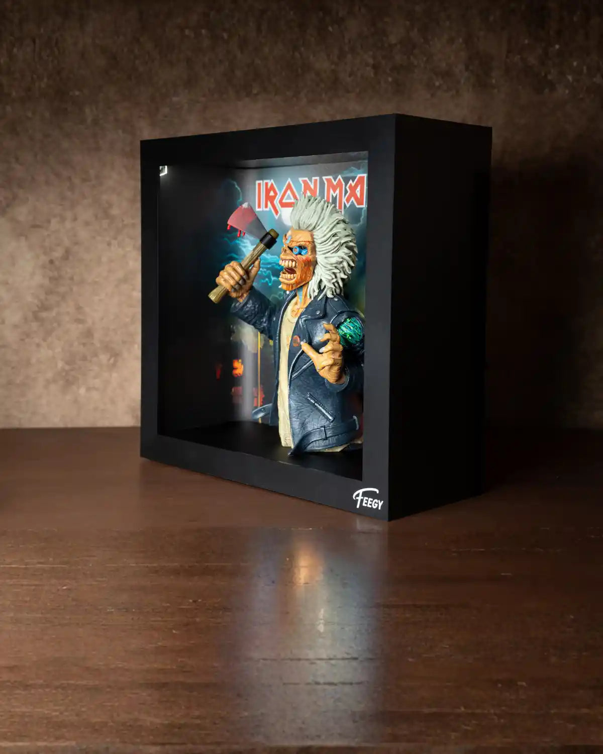 Décor immersif de la tournée Run For Your Lives 2026 derrière la figurine Iron Maiden