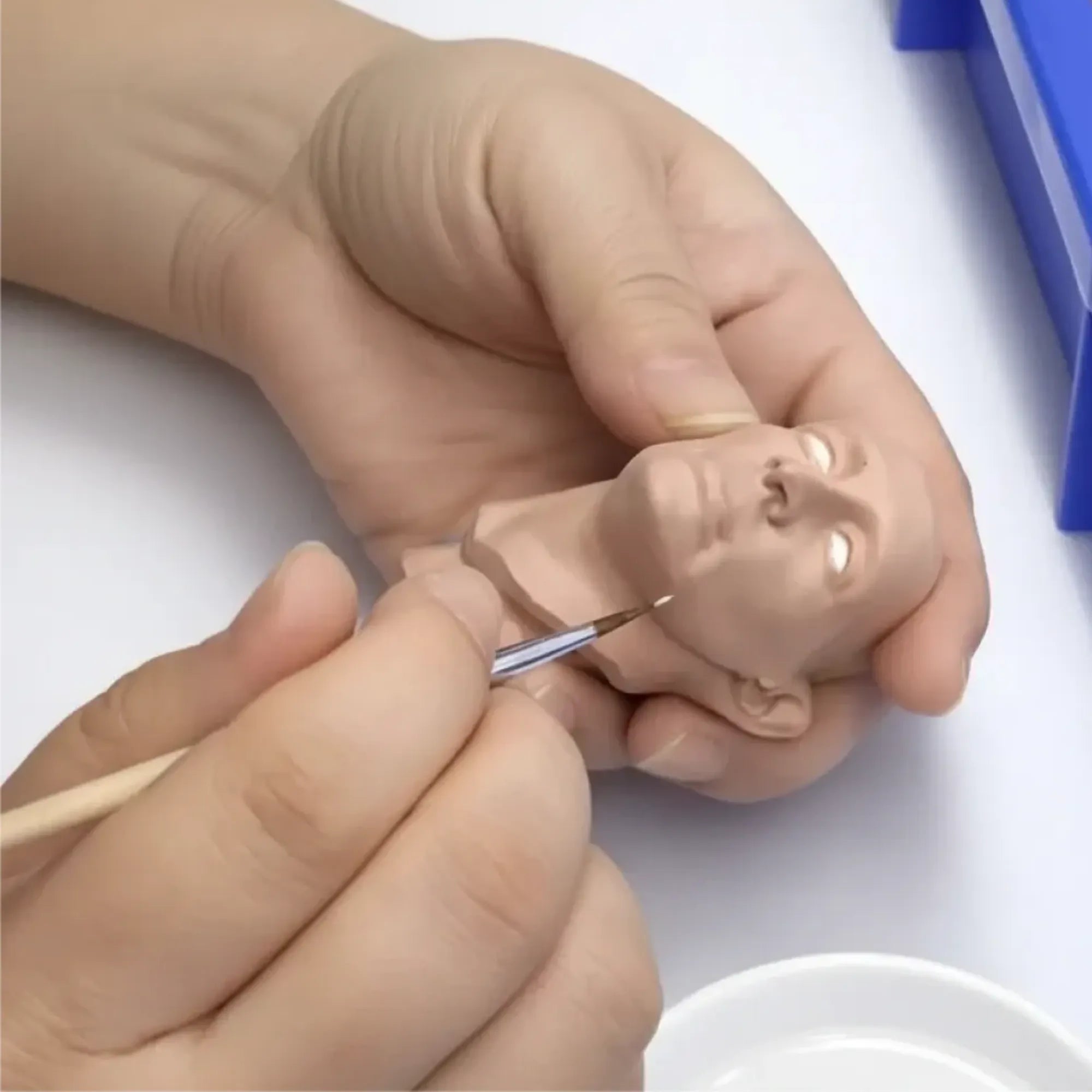 Artisan peignant à la main la figurine Diego Maradona