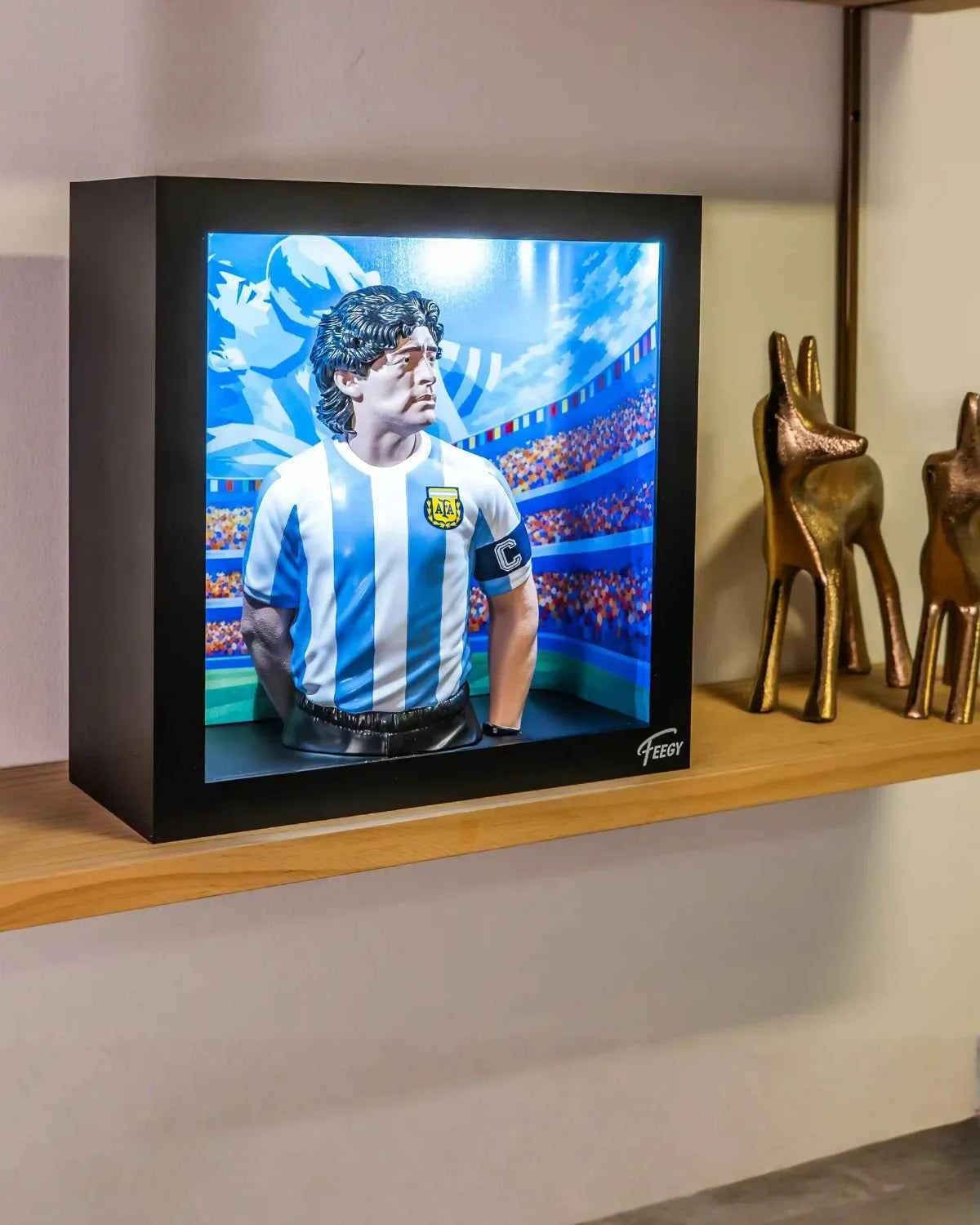 Figurine Diego Maradona 1986 dans son coffret lumineux, vue de face