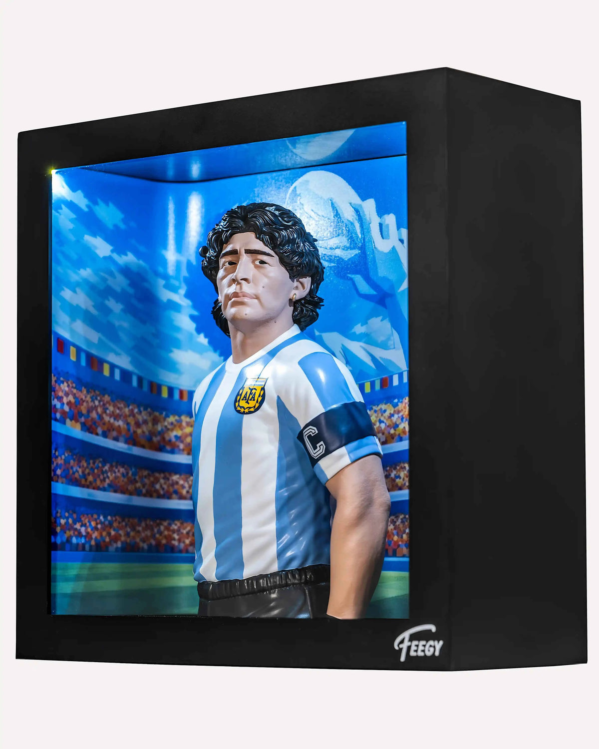 Figurine Maradona allumée dans un intérieur, écrin lumineux