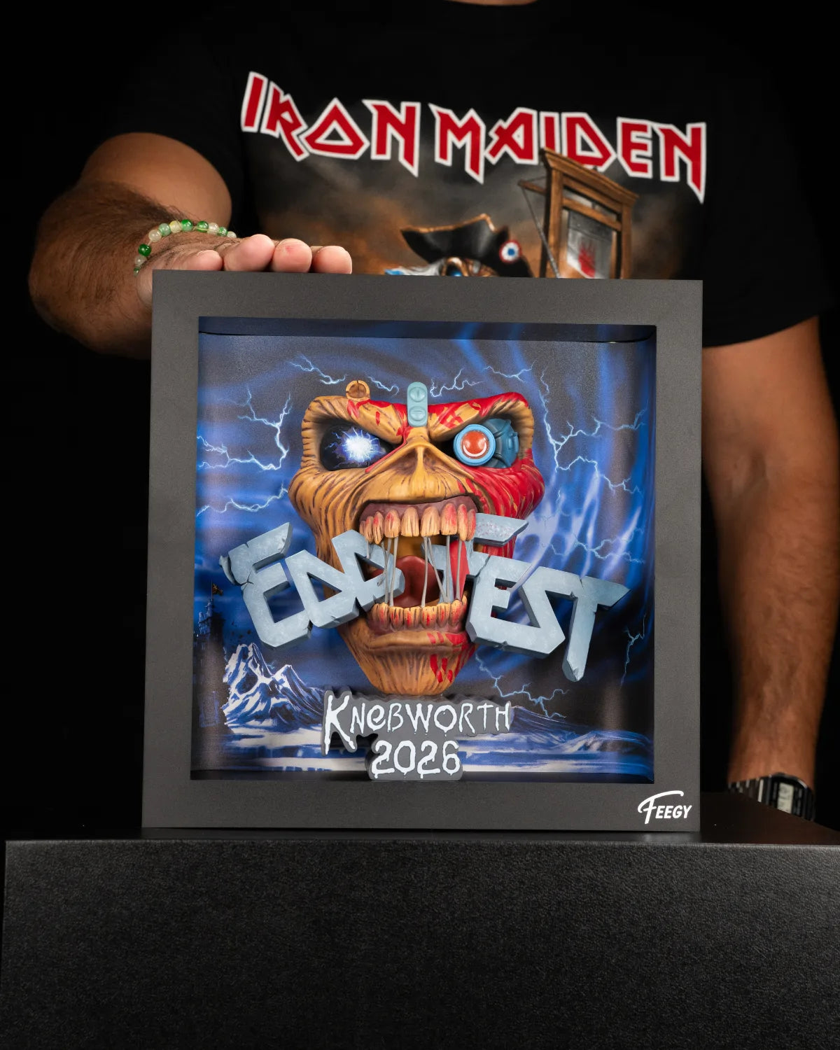Figurine Eddie Iron Maiden Eddfest 2026 dans son coffret lumineux, vue de face