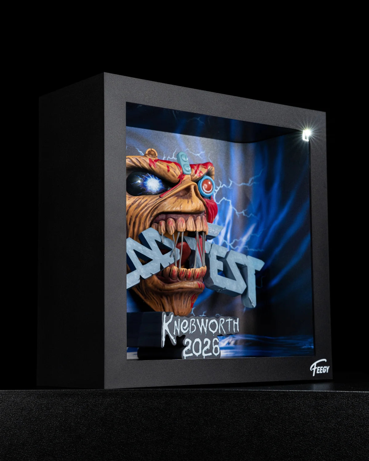 Figurine Iron Maiden Eddfest 2026 allumée dans un intérieur