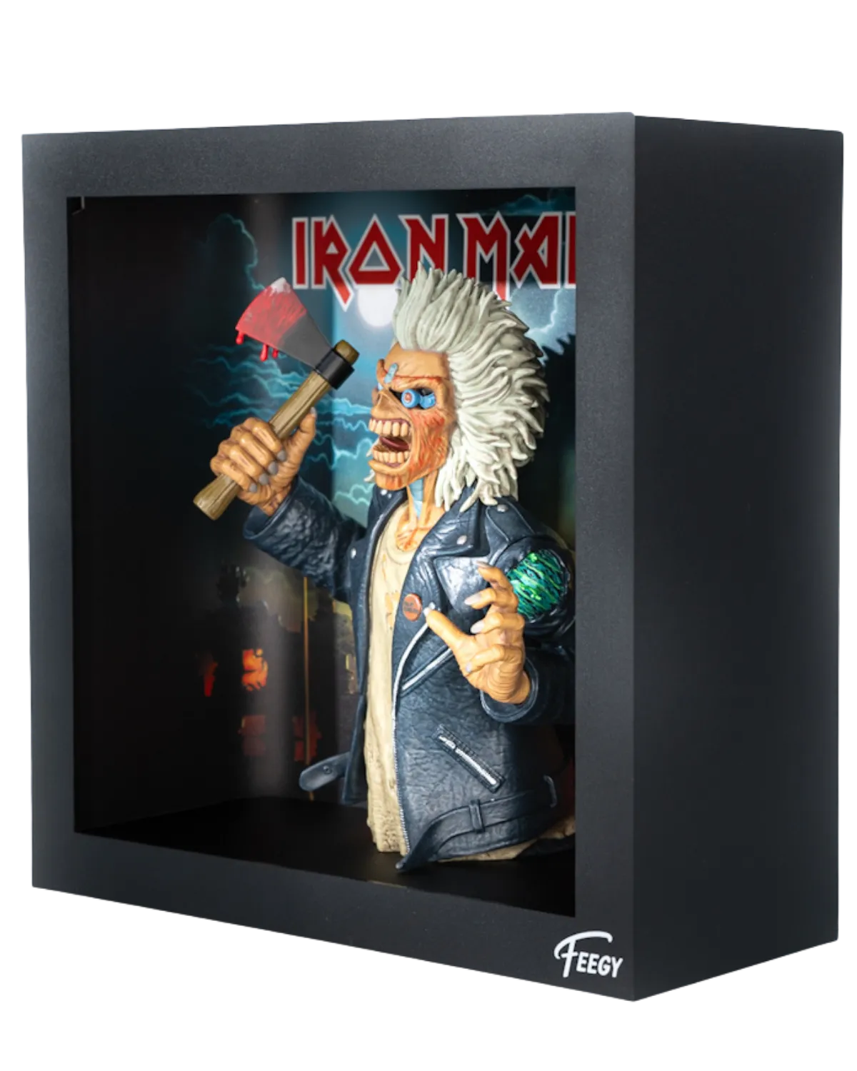 Figurine Iron Maiden allumée dans un intérieur, écrin lumineux
