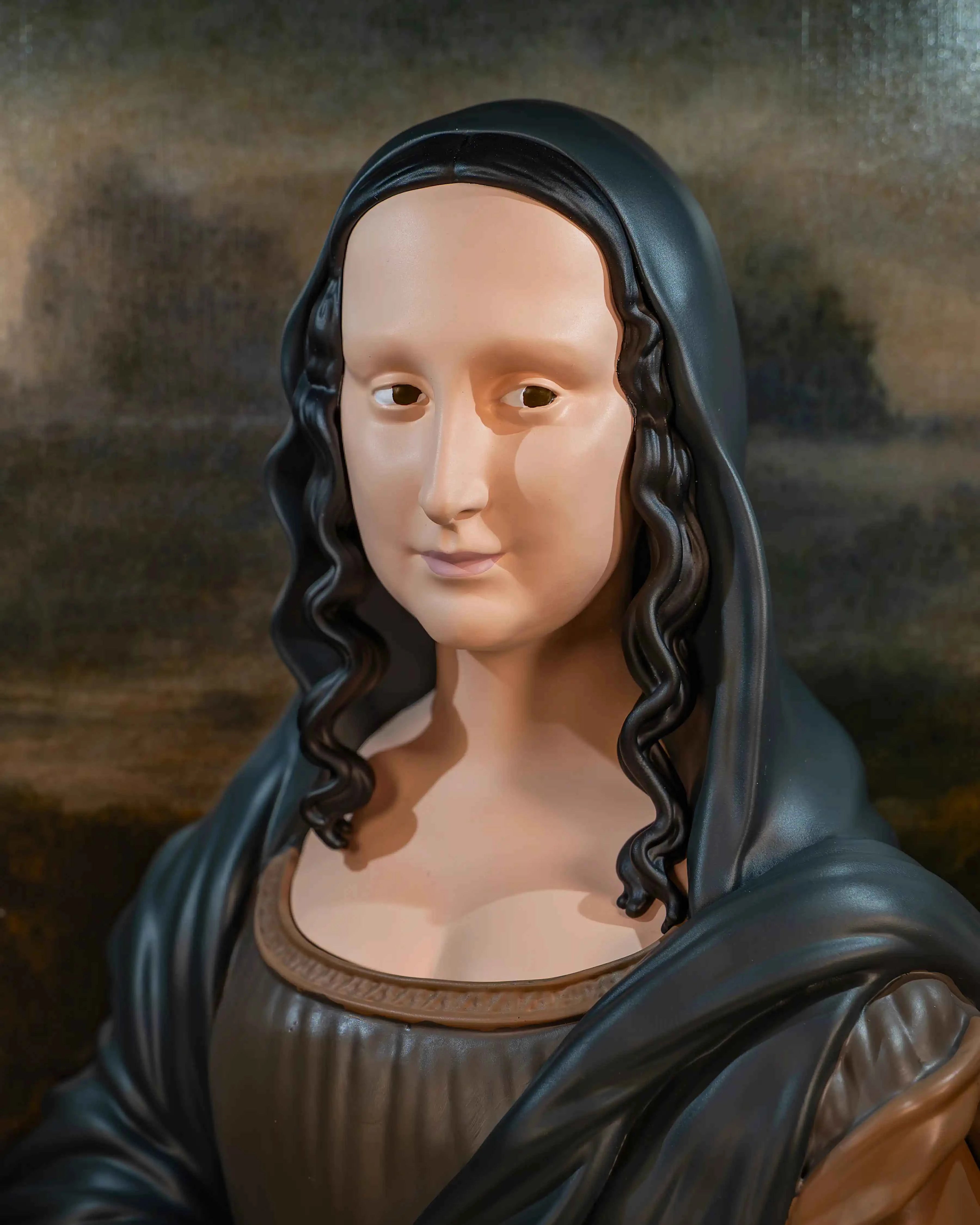 Sculpture Mona Lisa en résine peinte à la main, vue de trois quarts